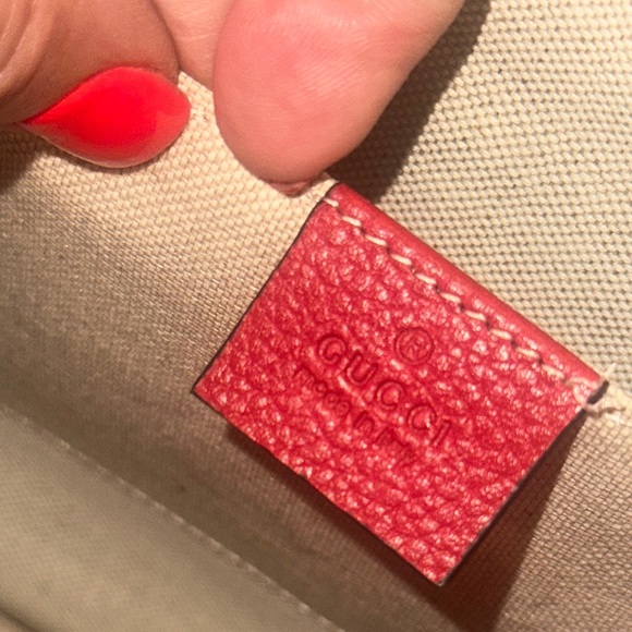 Gucci Red Pebbled Calfskin Leather Clutch / Pouch with GG Logo & gold hardware - Picture 5 of 12